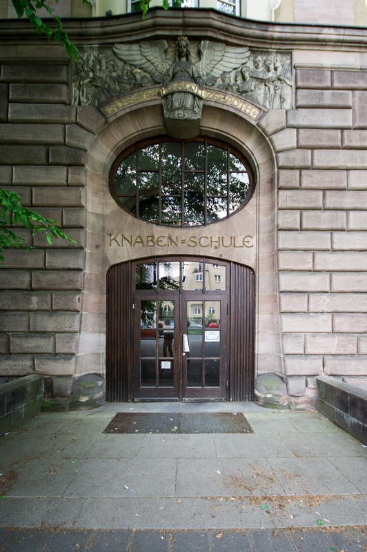 Eingang ehemalige Knabenschule